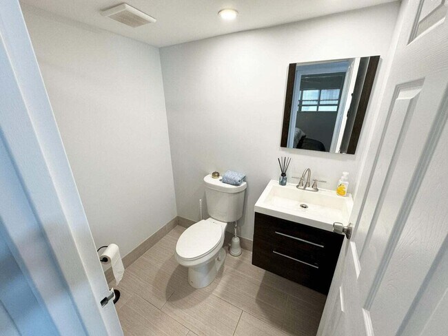 Building Photo - 161 Monaco Way