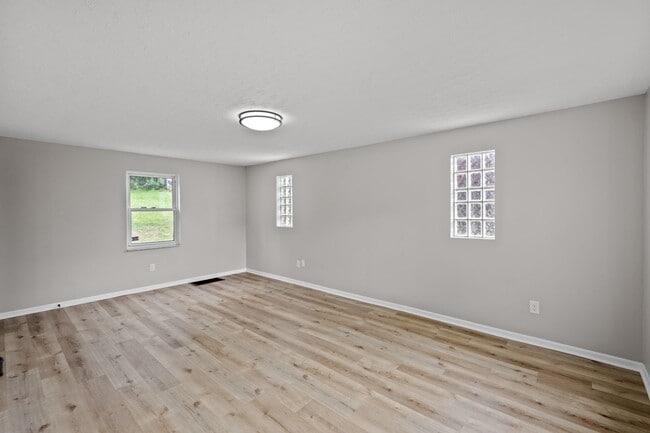 Building Photo - Stunning 3 bedroom home in Penn Hills avai...