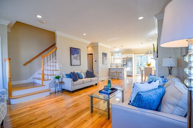 Building Photo - Spacious 3BR End-Unit Townhome with Finished Basement & Tandem Parking