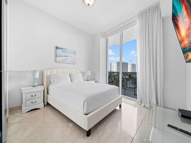 Building Photo - 15901 Collins Ave