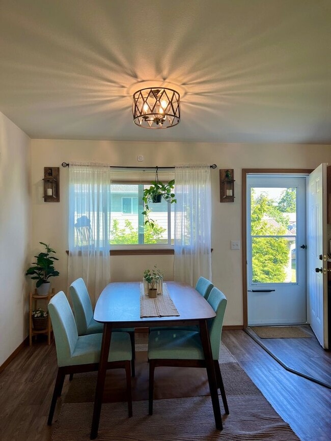 Building Photo - 3BD/2.75BA Duplex. Pet Friendly!