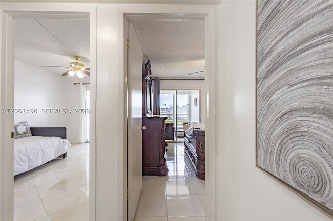 Building Photo - 3049 Wolverton C