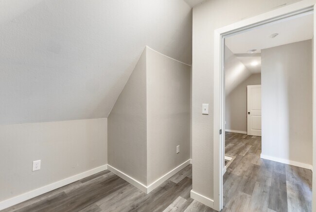 Building Photo - Charming 3BR Home in Heart of Tacoma - Modern Amenities & Prime Location!