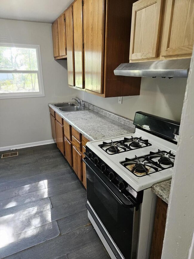 Building Photo - 2 Bedroom home for rent