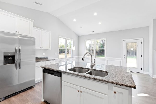 Building Photo - Bright & Spacious 3BR Home w/ 3-Car Garage...
