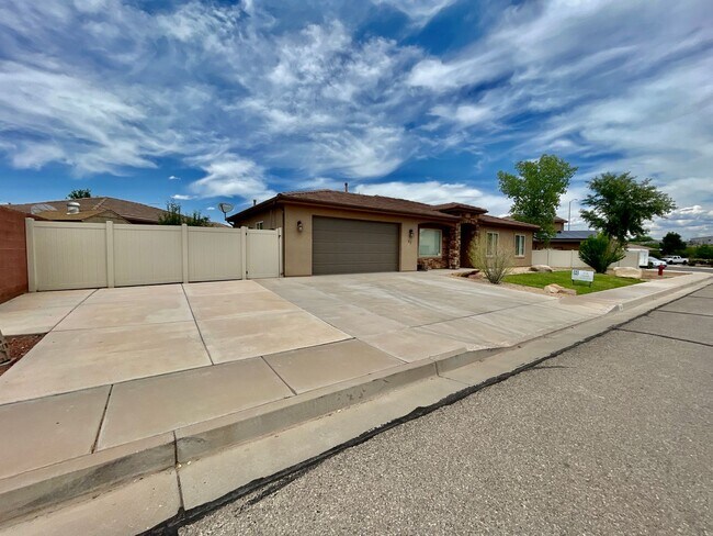 Building Photo - Pet-Friendly Three Bedroom Home in Riverside Heights