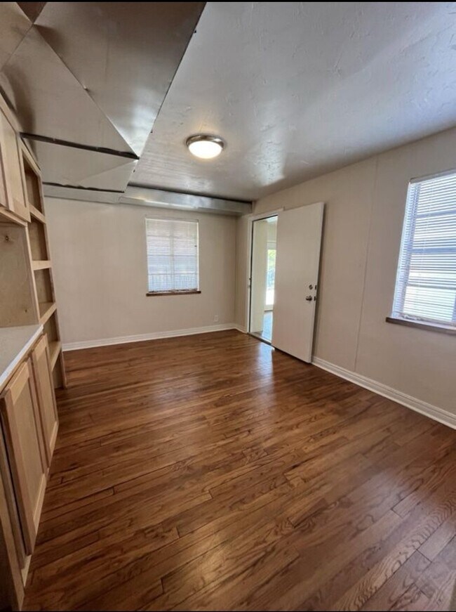 Building Photo - 3012 N Lee Ave
