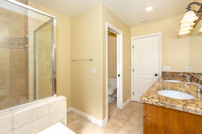 Building Photo - Beautiful 3 br/3.5ba Townhome in Pacific Beach Just Blocks to Crown Point Shores!