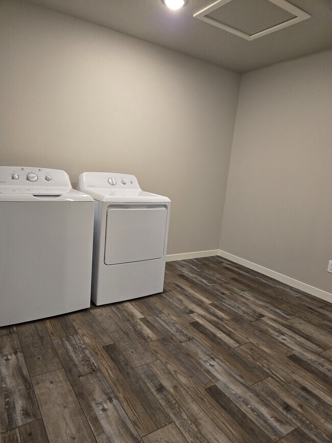 Building Photo - 1407 W 20th Ave