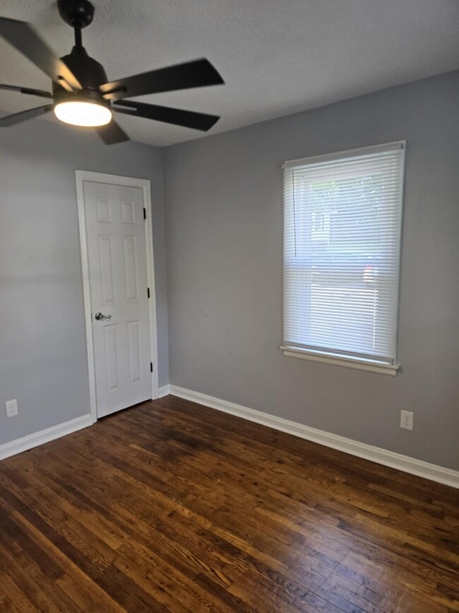 Building Photo - 204 S Robbins Ct