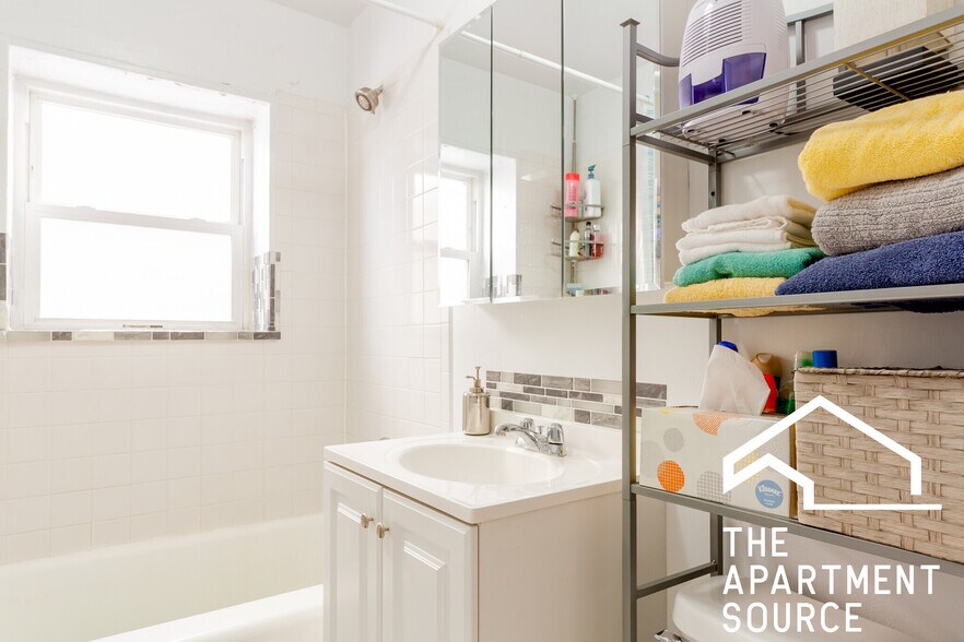 Building Photo - 6329 N Mozart St