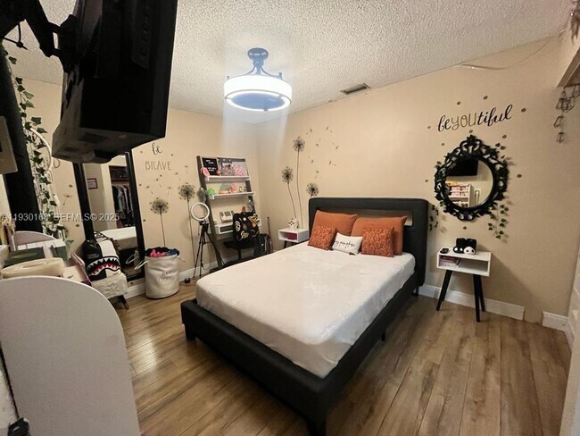 Building Photo - 930 SW 109th Ave