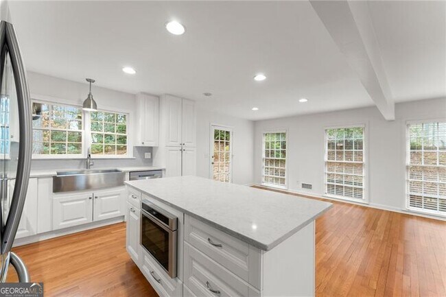 Building Photo - 4540 Club Valley Dr NE