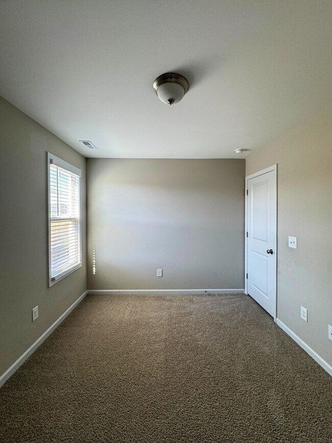 Building Photo - Spacious 4 Bed 2.5 Bath Home with Flex Rooms