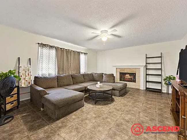 Building Photo - Pet-Friendly 3 Bed, 2 Bath Near Bakersfiel...