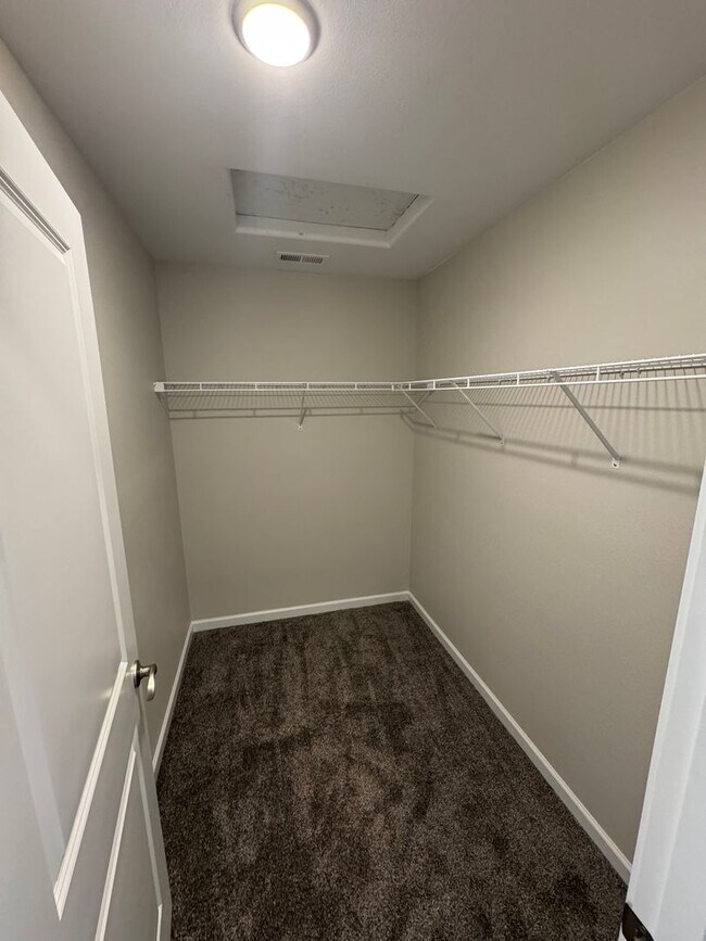 Building Photo - Brand New 3 Bed / 2.5 Bath Duplex! $250 Am...