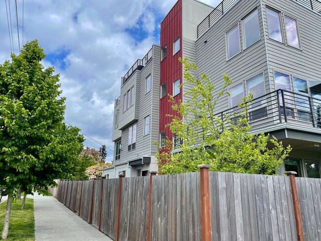 Building Photo - Sophisticated Greenwood Townhome with Views!