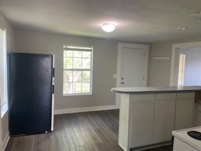 Building Photo - 2 Bed/2 Bath Garage Apartment