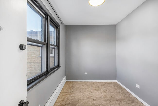 Building Photo - 5761 N Elston Ave