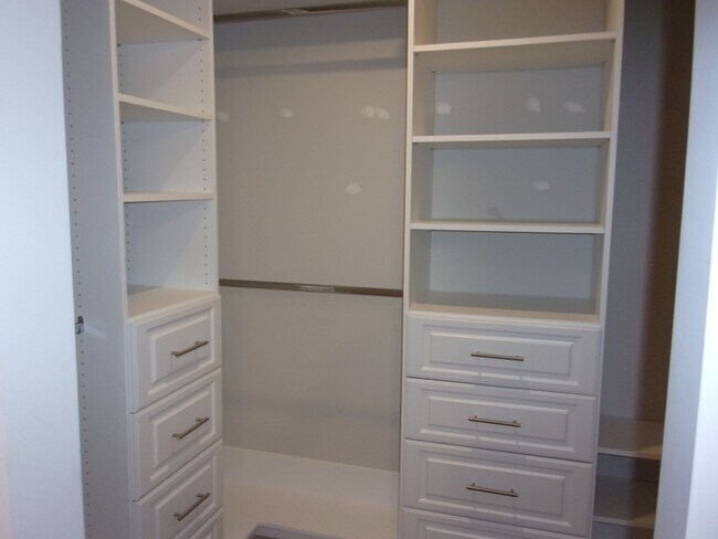 Building Photo - 2826 Capitol Dr