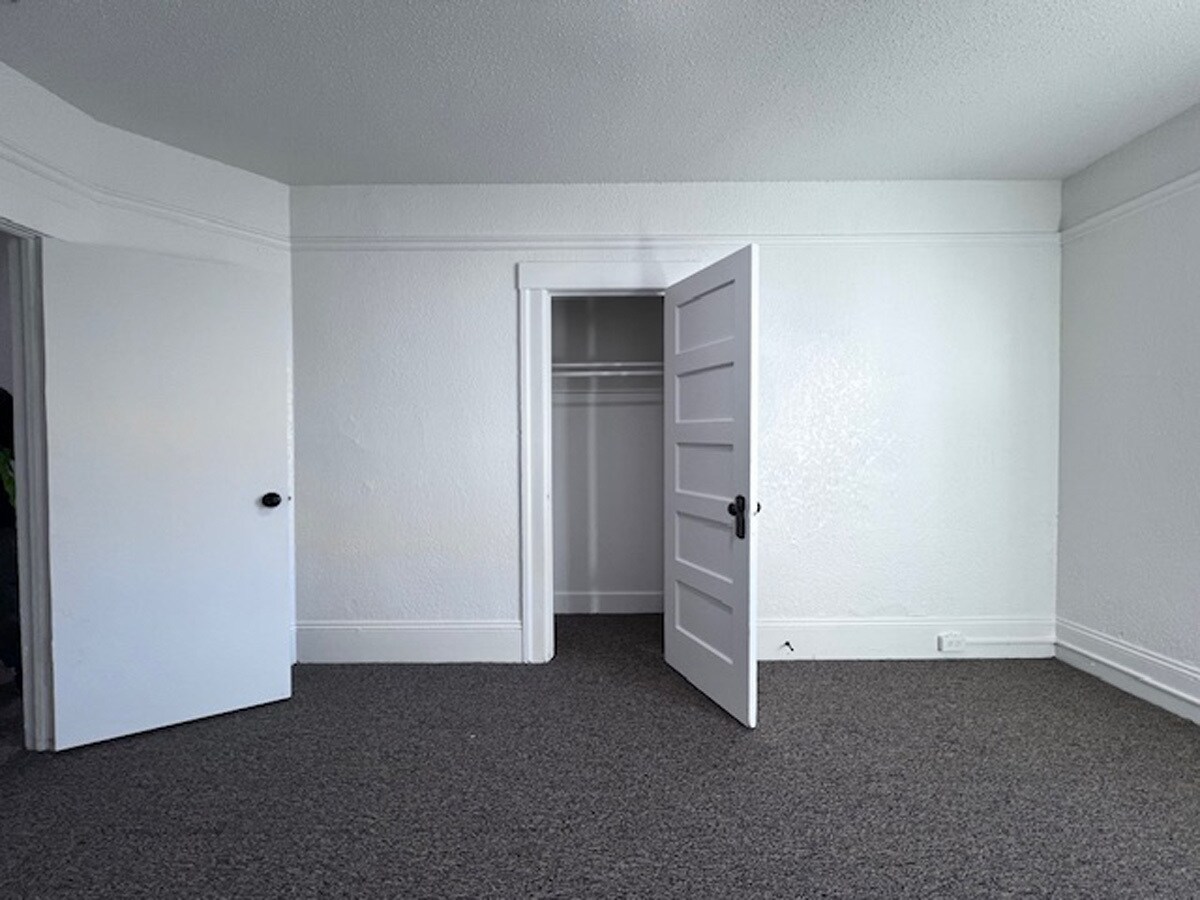 Building Photo - 709 32nd St