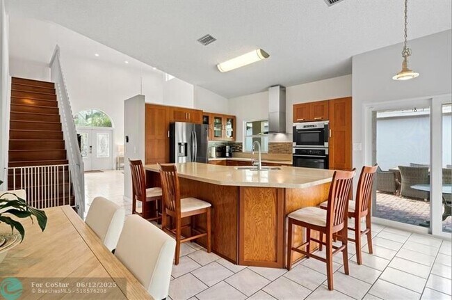 Building Photo - 611 Royal Palm Way