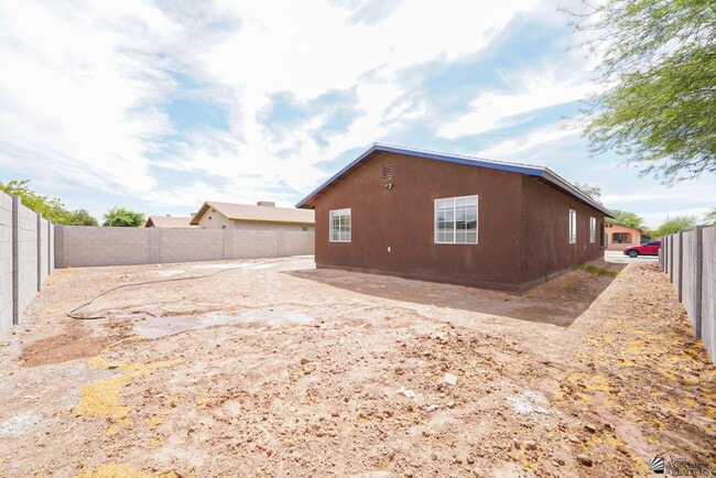 Building Photo - 604 Yucca St