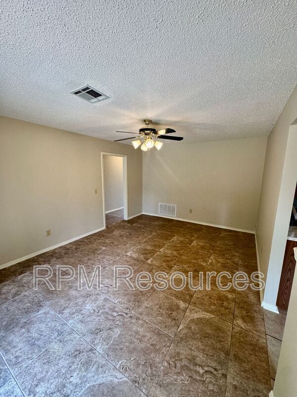 Building Photo - 405 Meadow Lake Dr
