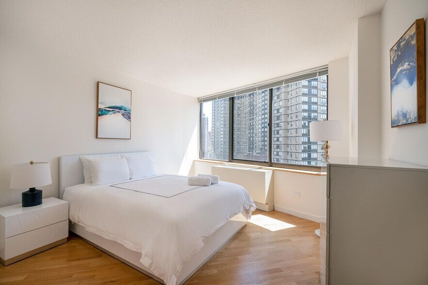 Building Photo - 420 E 92nd St