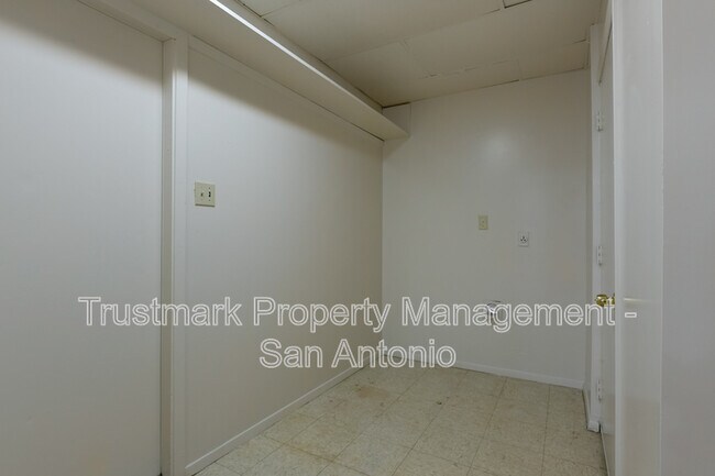 Building Photo - 410 Maple Dr