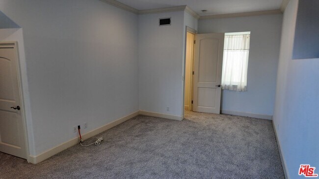 Building Photo - 8120 Billowvista Dr