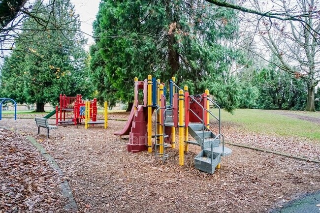 Building Photo - 14128 NE Sandy Blvd