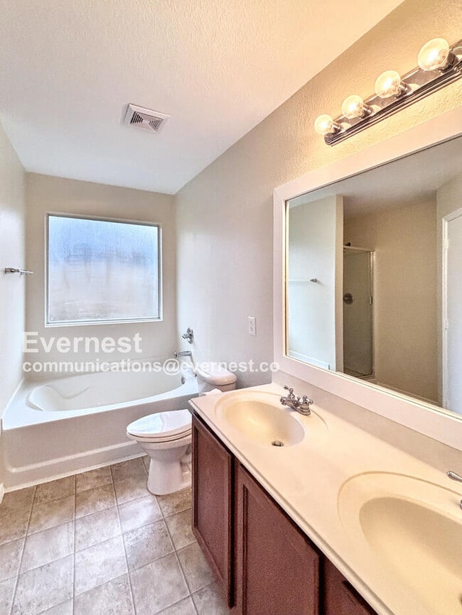 Building Photo - 122 Golden Oak Dr