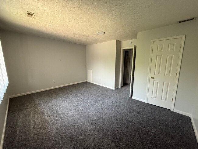 Building Photo - 315 Green Valley Dr