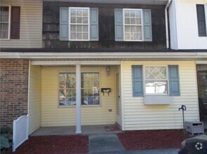 Building Photo - Private Yard! 2 Bedrm/ 1.5 Bath Townhouse....