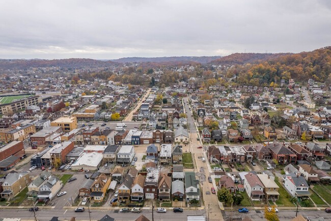 Building Photo - NEWLY UPDATED 2 BEDROOMS IN MCKEES ROCKS! ...