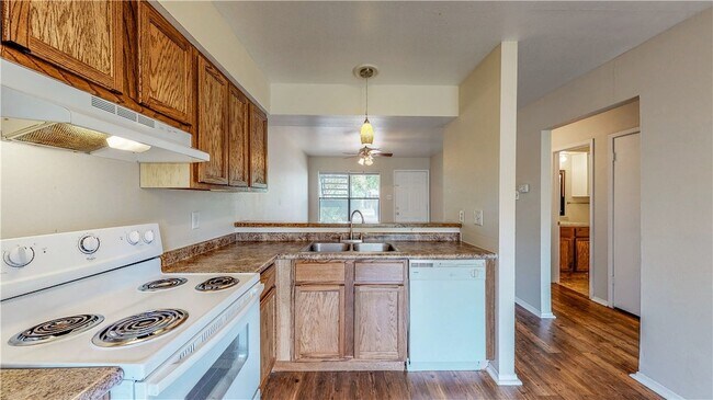 Building Photo - 303 Manuel Dr