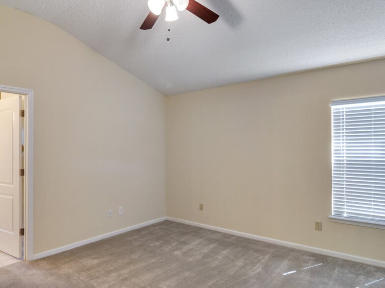 Building Photo - 12440 Weyburn Ct
