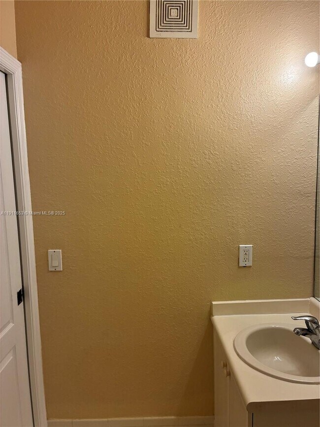 Building Photo - 1536 SE 25th St