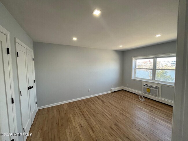 Building Photo - 1217 Ocean Ave N