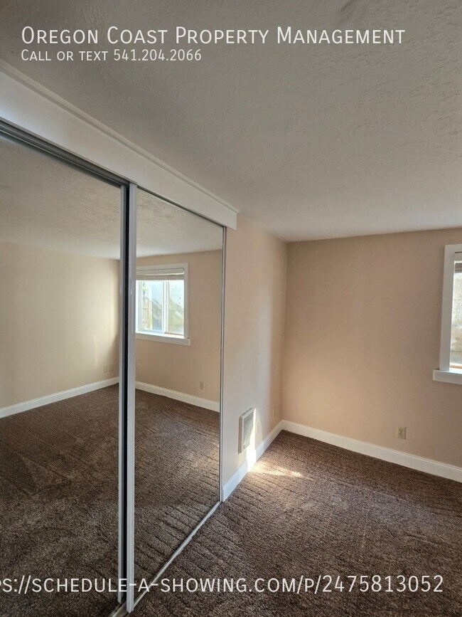 Building Photo - Ocean Views 1bed/1bath Upstairs Unit