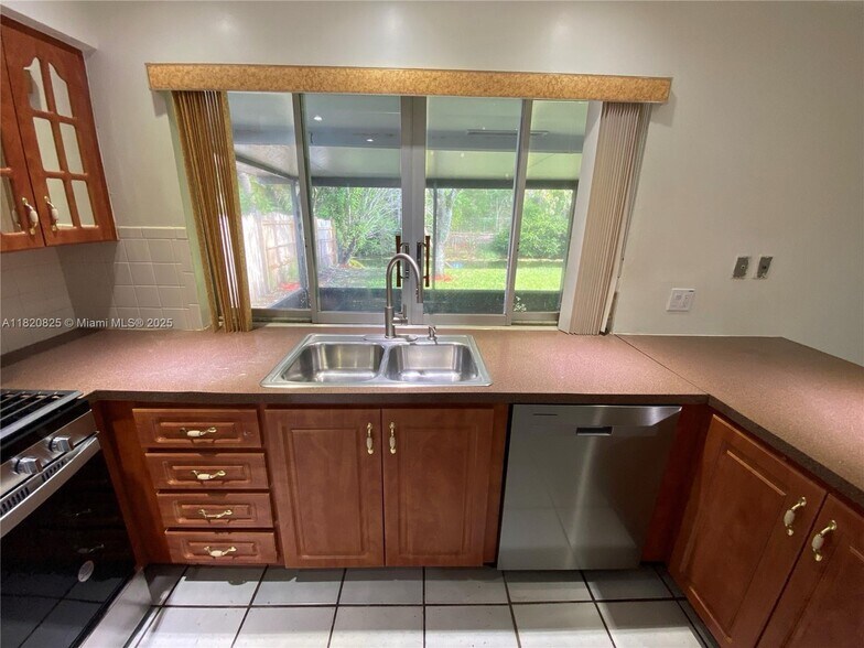 Building Photo - 8250 Southampton Dr