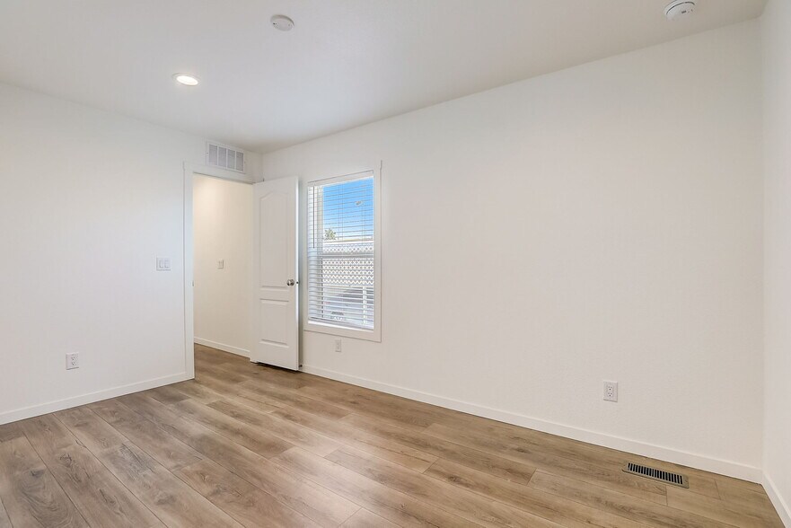 Building Photo - 3139 E Sahara Ave