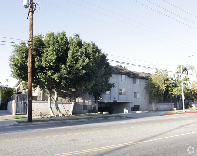 Building Photo - 1633 Bundy Dr