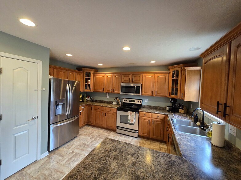 Building Photo - 594 Mountain View Dr