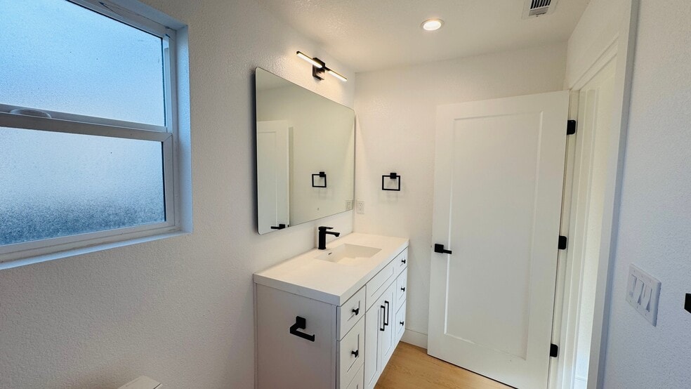 Building Photo - 374 S 21st St