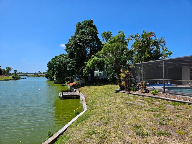 Building Photo - Seasonal Short-Term Single-Family Heated Pool Home located in Venice Gardens!