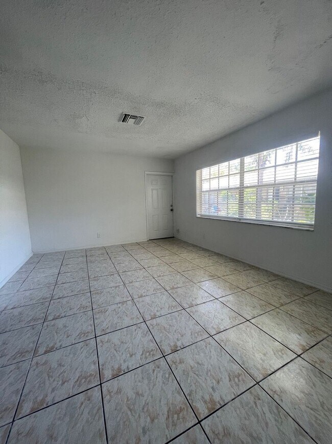 Building Photo - 208 NW 43rd Ct