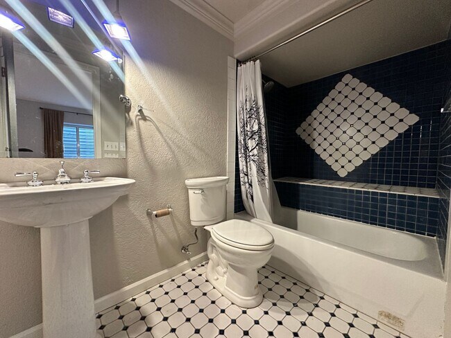 Building Photo - MOVE-IN SPECIAL - One Month Off! 3 Bedroom...