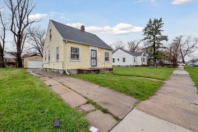Building Photo - West Side - 3 Bedroom Bungalow